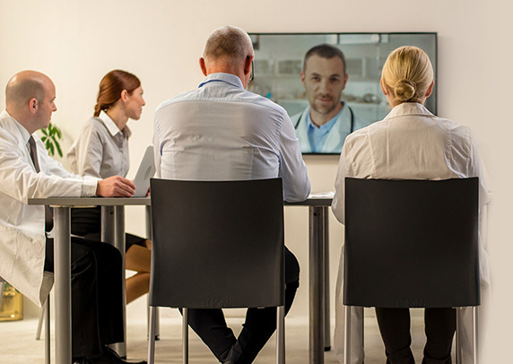 Doctors teleconferencing with other doctor
